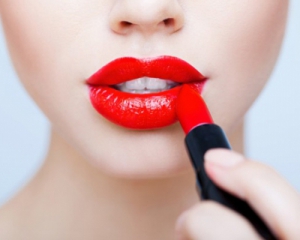 Червона помада: секрети правильного нанесення від фахівця