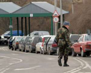 На кордоні з Польщею застрягли майже 900 авто
