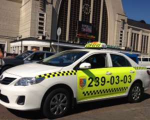 Таксисты подняли неофициальные тарифы на проезд