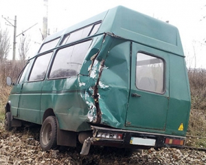 На Донбассе в аварию попал военный автомобиль