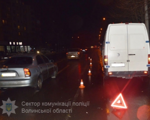 Фургон наехал на женщину с ребенком