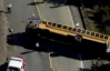 Перевернулся школьный автобус, пострадали десятки детей