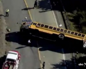 Перевернулся школьный автобус, пострадали десятки детей