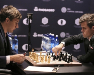 Чемпионат мира по шахматам. Карякин и Карлсен сыграли 9-ю партию