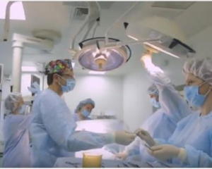 Українські хірурги зупинили операцію, щоб зняти відео
