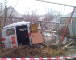 Автомобиль "скорой" слетел с дороги и пробил газовую трубу