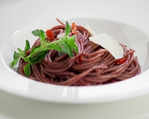 Спагеті варять у вині з червоним перцем