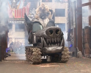 Вовкулаки на тракторі, черепи, конфеті: мережа регоче з відкриття дитячого парку в Севастополі