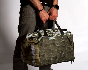 Возле метро у мужчины украли сумку с деньгами