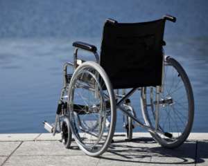 Українець змайстрував унікальне інвалідне крісло для своєї тещі