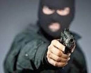 Вооруженные мужчины ограбили отделение банка