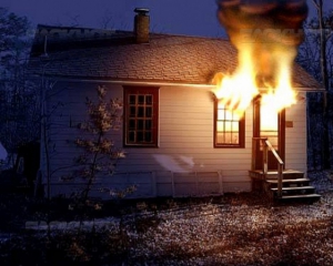 Загорелся дом с женщиной и 2 детьми