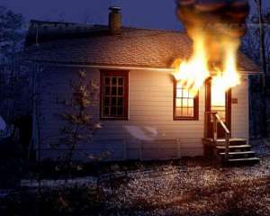 Загорівся будинок з жінкою та 2 дітьми