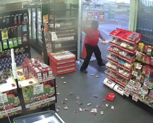 Работник заправки отбился от грабителей конфетами