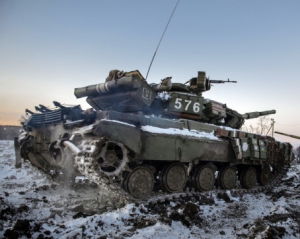 Українських бійців поливають вогнем із танка й артилерії