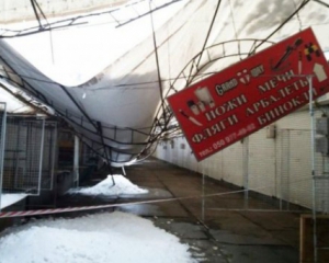 Тенти на ринку провалилися під тягарем снігу