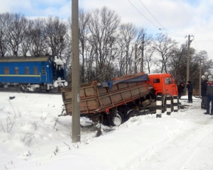 Потяг міжнародного сполучення зіткнувся із вантажівкою