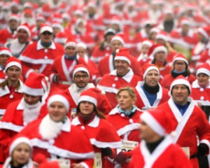 1000 Санта-Клаусів стали учасниками забігу