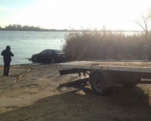 Авто с двумя телами подняли со дна реки