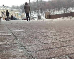 Дощ та ожеледиця паралізували Київ