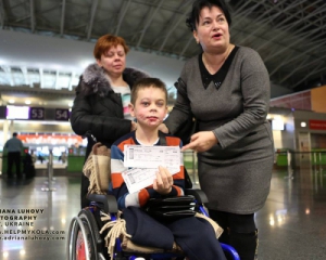 12-річний хлопчик грає у футбол на протезах