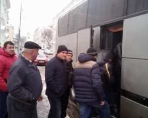 Избирателей возят на участок автобусами
