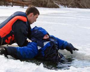 Спасатели вытащили из воды отца с ребенком
