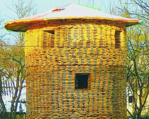 Чоловік звів башту із заготовлених на зиму дров