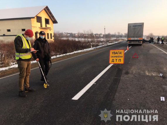 На Закарпатье в смертельном столкновении сошлись ВАЗ-2115 и грузовик Scania. Погибли 3 взрослых и два 13-летние парня