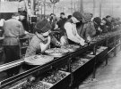 На заводах Генри Форда ввели конвейерное производство