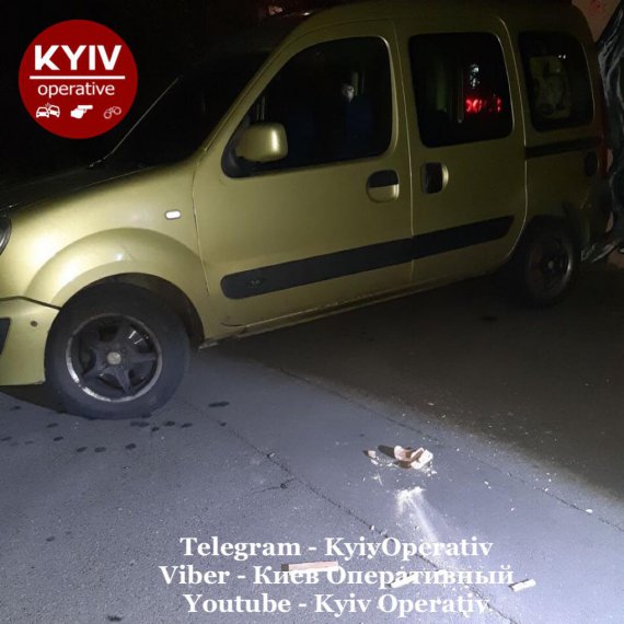 В Киеве 24-летний мужчина крушил припаркованные авто. Выяснилось, он военный. Свой поступок объяснить не мог