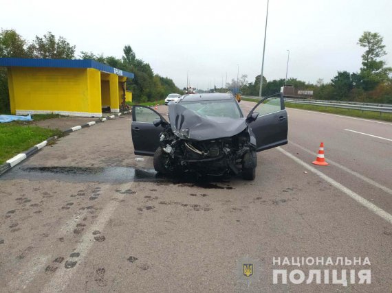 На Рівненщині 58-річний киянин за кермом  Kia Sportage  протаранив зупинку громадського транспорту й загинув. З'ясувалося, він  вчинив самогубство за кермом - проштрикнув себе ножем