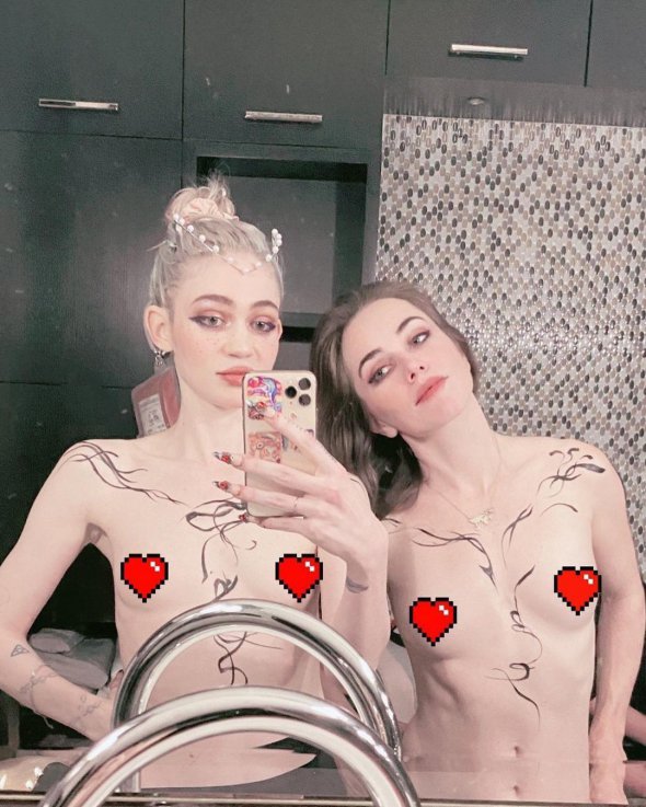 Співачка та кохана Ілона Маска Grimes позувала повністю оголена разом із подругою, моделлю Лів Боері (праворуч)