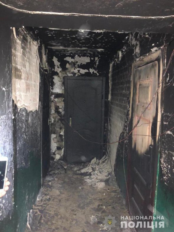 У Житомирі     невідомі підпалили  вхідні двері до 5 квартир у 9-поверхівці