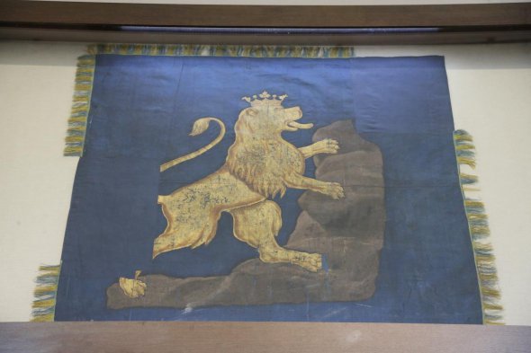 Прапор Народної гвардії з Яворова на Львівщині, 1848 року. Найстаріший збережений прапор із зображенням лева, що спинається на скелю