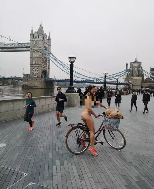Керри Барнс проехалась Лондоном голышом на велосипеде.