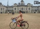 Керрі Барнс проїхалась Лондоном голяка на велосипеді.