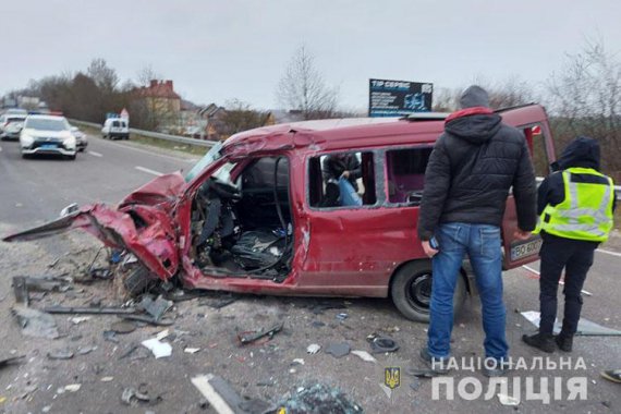 Вблизи Тернополя на трассе столкнулись 3 легковушки и грузовик. Один мужчина погиб. Еще два человека травмированы, среди них - беременная