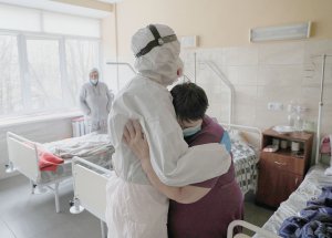 25 листопада пацієнт обіймає медика в лікарні для хворих на коронавірус у Києві. Цієї доби Україна встановила новий рекорд за кількістю інфікованих — 16 218