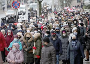Білоруси вийшли на ”Марш сусідів” із вимогою відставки самопроголошеного президента Олександра Лукашенка та проти насильства міліції. Зустрічалися у дворах і об’єднувалися в спільну ходу з червоно-білими прапорами. 30 листопада 2020 року, Мінськ
