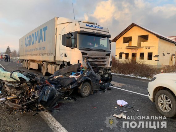 На Закарпатье в смертельном столкновении сошлись ВАЗ-2115 и грузовик Scania. Погибли 3 взрослых и два 13-летних парня - братья-двойняшки Александр и Евгений