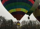 Майже на кожній кулі висить прапор України.