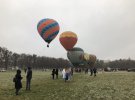 Несмотря на холодную погоду, пришли около двухсот гостей.