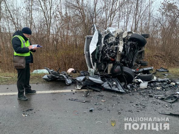 Водій   Audi загинув на місці події, ще двоє людей померли у лікарні.  Це водій і 56-річна пасажирка мікроавтобуса