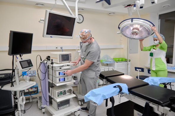 У хірургічному відділенні TomoClinic фахівці проводять операції будь-якої складності, в тому числі і лапароскопічні, без великих розрізів