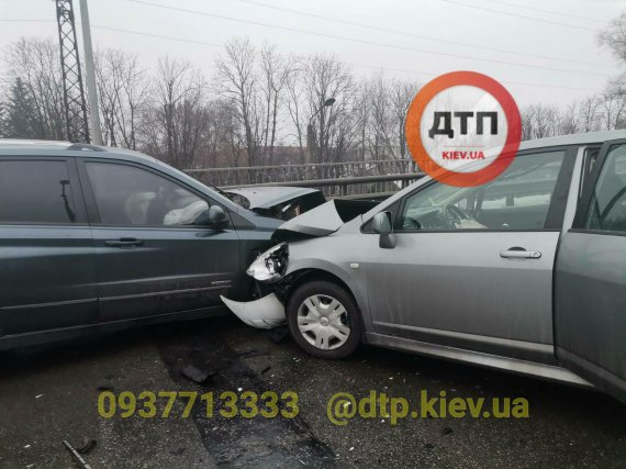 В Броварах под Киевом из-за гололеда столкнулись 9 автомобилей