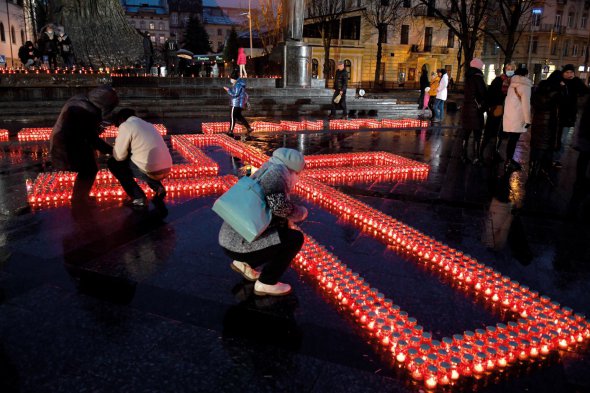 Хрест із лампад виклали львів’яни в центрі міста 28 листопада. Вшанували жертв Голодомору, який організувала радянська влада у 1932–1933 роках. Було вбито понад сім мільйонів людей на території Української Радянської Соціалістичної Республіки та три мільйони українців поза її межами – на Кубані, Північному Кавказі, у Нижньому Поволжі, Казахстані