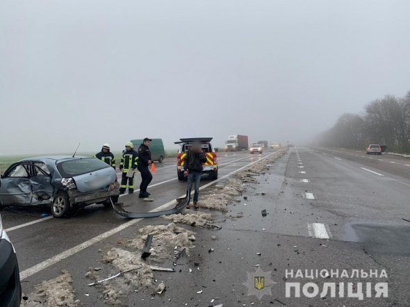 Возле села Новоелизаветовка Одесской области на трассе Киев - Одесса столкнулись два легковых авто