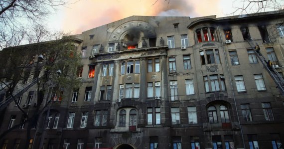 Коледж економіки, права та готельно-ресторанного бізнесу загорівся в Одесі 4 грудня торік. У приміщенні було близько 400 людей. Більшість встигли вибігти на вулицю. Дехто стрибав із вікон будівлі. 16 осіб загинули