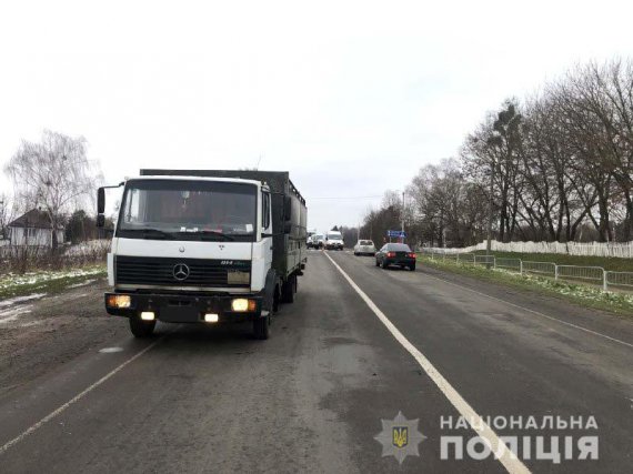 В Ровенской области водитель грузовика убил насмерть 8-летнего школьника, который переходил дорогу